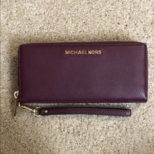 NWOT Michael Kors Continental wristlet- large